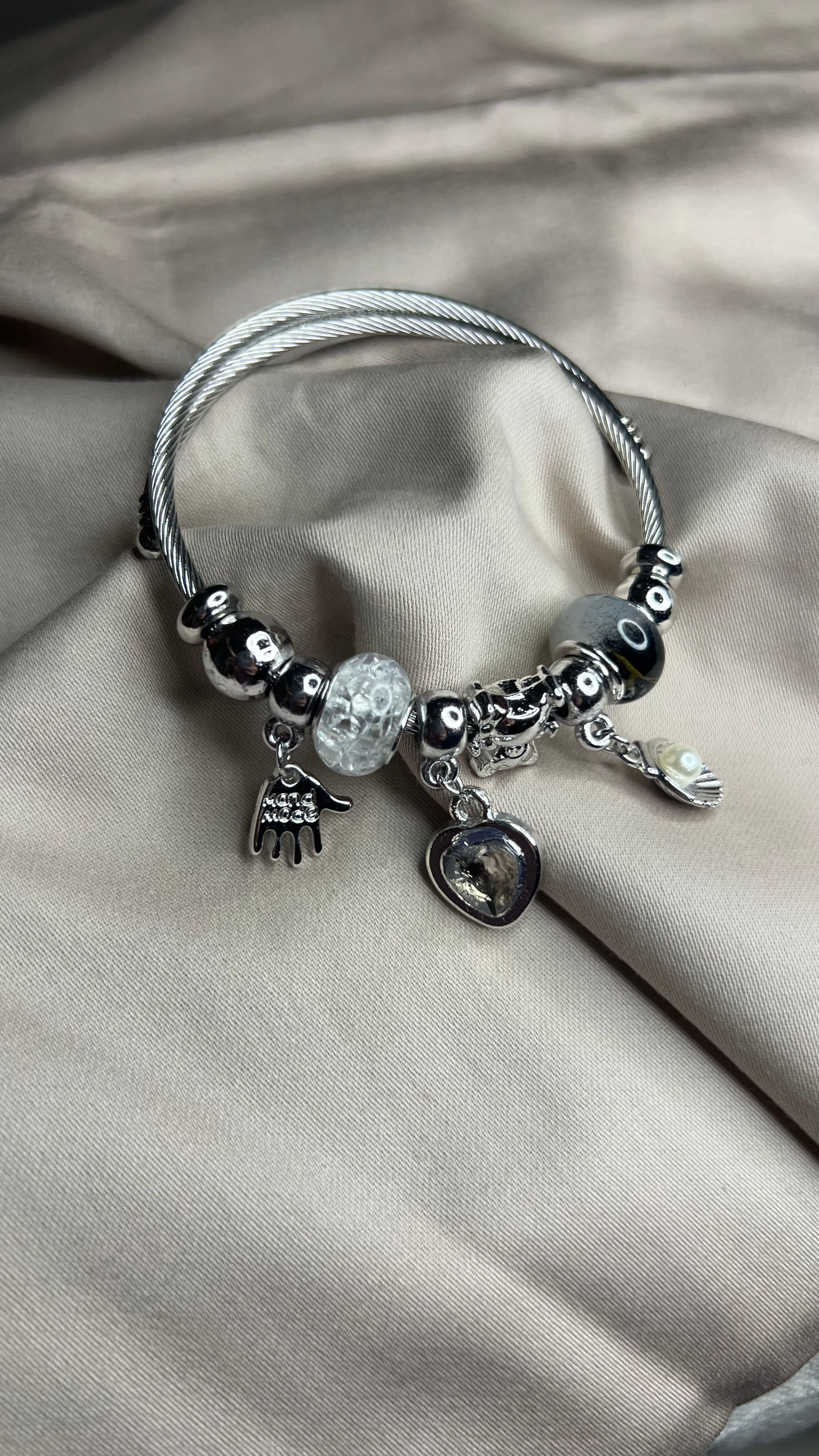 Çelik Charmlı Bileklikler